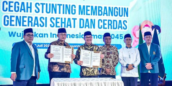 Penandatanganan MoU antara BKKBN dan LDII dalam rangka pencegahan stunting di Ponpes Wali Barokah Kediri. Foto: Ist. 