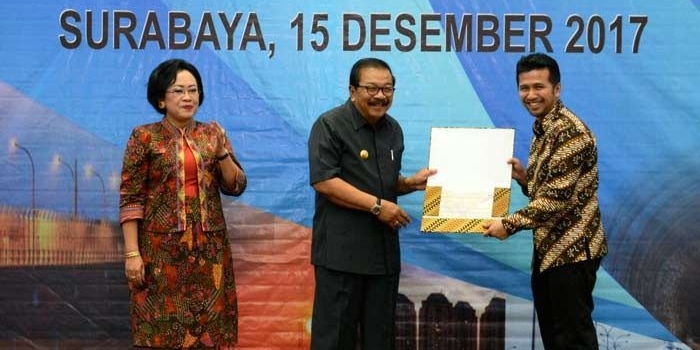 Gubernur Jatim Soekarwo menyerahkan DPA TA 2018 secara langsung kepada Bupati Trenggalek Emil Dardak di Gedung Negara Grahadi Surabaya.