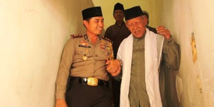 Kapolres Gresik AKBP Wahyu S Bintoro saat sowan di kediaman Rais Syuriah PCNU KH. Mahfud Ma
