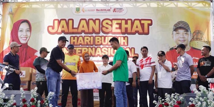 Wali Kota Mojokerto saat menyerahkan hadiah.