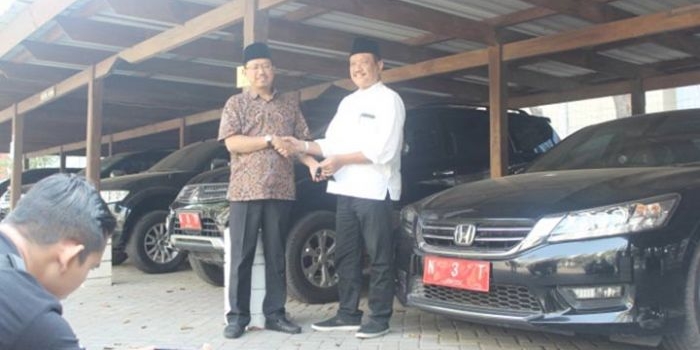 Ketua DPRD Pasuruan H. M. Sudiono Fauzan saat mengembalikan mobil dinas ke Sekretariat DPRD.