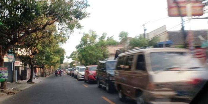 Salah satu pemandangan mobil berjejeran di jalan Urip Sumoharjo Kota Kediri saat lebaran beberapa waktu lalu. Karena banyaknya kendaraan, akhirnya hanya bisa berjalan merambat dan sesekali berhenti.