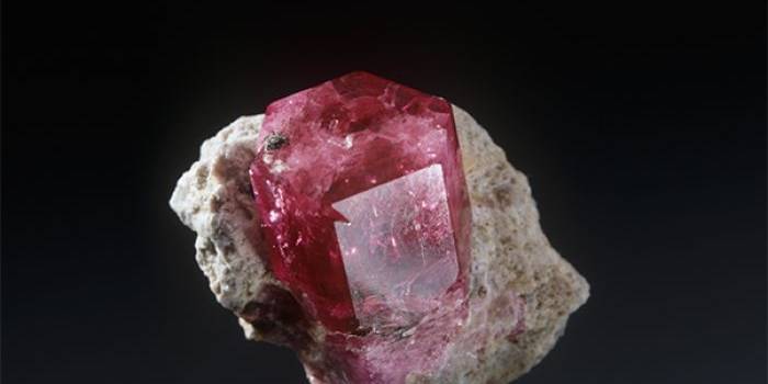 5. Red Beryl
Juga disebut Scarlet Emerald atau bixbite, Red Beryl hanya ditemukan di Utah dan New Mexico dan satu-satunya tambang komersial menemukan dalam Wah-Wah Pegunungan Utah.
Red Beryl telah digambarkan sebagai 1.000 kali lebih berharga daripada emas. Batu dipotong secara teratur. Komposisi: Berilium, Aluminium, Silicon, Oksigen | Market Value: $ 10.000 per karat.
