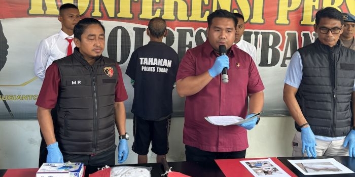 Konferensi pers Polres Tuban kasus pembacokan warga Desa Plumpang terhadap tetangganya. Foto: Suwandi/BANGSAONLINE