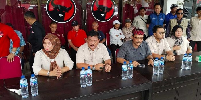 Ketua Tim Pemenangan Paslon 03, Tatit Heru Tjahjono, saat menyampaikan hasil rekapitulasi suara internal. Foto: BAMBANG/ BANGSAONLINE