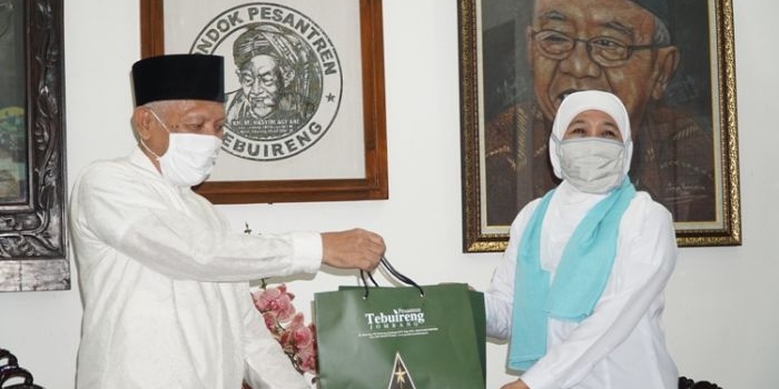 KH. Abdul Hakim Mahfudz (Gus Kikin) memberikan cindra mata kepada Gubernur Jawa Timur Khofifah Indar Parawansa di Ndalem Kasepuhan Pesantren Tebuirerng, Selasa (16/6/2020). foto: Tebuireng Online 