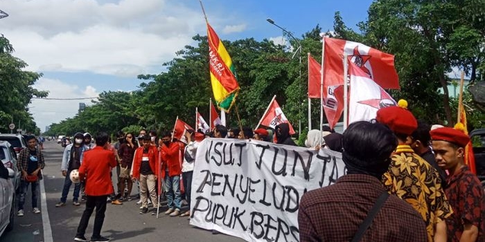 Puluhan massa aksi dari GMNI Jawa Timur saat menggelar aksi di depan Polda Jatim. Foto: Ist