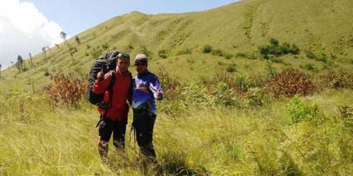 Dua pilot paralayang usai uji coba di kawasan Kawah Wurung. (foto: sugiyanto/BANGSAONLINE)