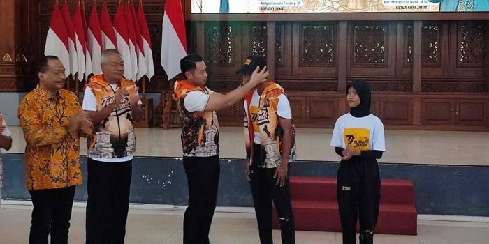 berangkatkan-320-atlet-porprov-jatim-bupati-lindra-janjikan-bonus-hingga-beasiswa