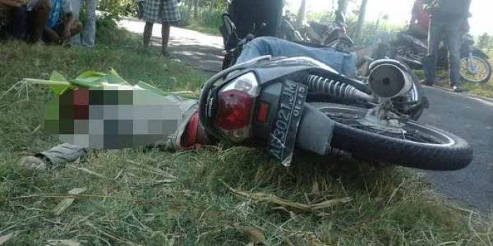 Korban saat terjatuh dari atas sepeda motor dan meninggal dunia di lokasi kejadian. (foto: dendi martoni/BANGSAONLINE)