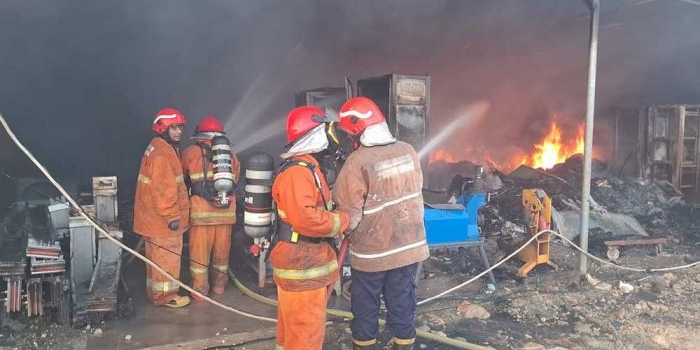 9-unit-mobil-damkar-dikerahkan-untuk-padamkan-kebakaran-di-kompleks-pt-hailiang-kawasan-jiipe