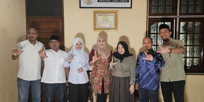 Anggota DPD RI, Lia Istifhama, foto bareng usai berdiskusi dengan Komisi Penyiaran Indonesia Daerah Jawa Timur di kantor KPID Jatim, Jalan Margorejo Indah, Surabaya, Kamis (30/4/2026) lalu.