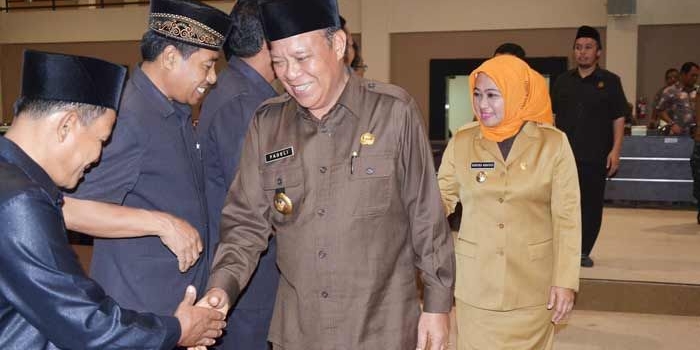 Bupati Fadeli saat menyalami anggota legislatif.