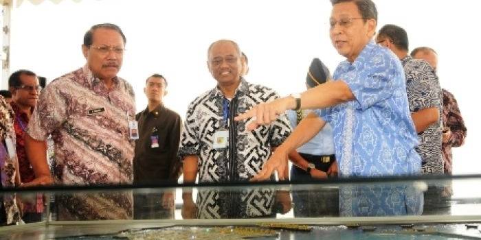 ?Sekdaprov Jatim Dr H Akhmad Sukardi, Dirut PT Pelabuhan Indonesia (Pelindo) III Djarwo Surjanto, dan Wakil Presiden RI Boediono saat melihat maket Terminal Teluk Lamong Pelabuhan Tanjung Perak. Foto:humas sekdaprov/BangsaOnline