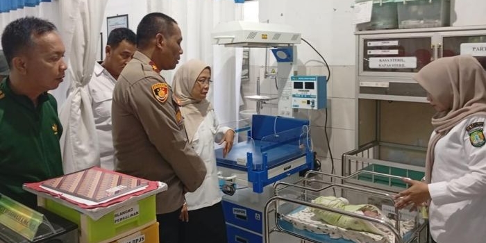 bayi-baru-lahir-ditemukan-di-depan-rumah-warga-bangil-polisi-buru-pelaku