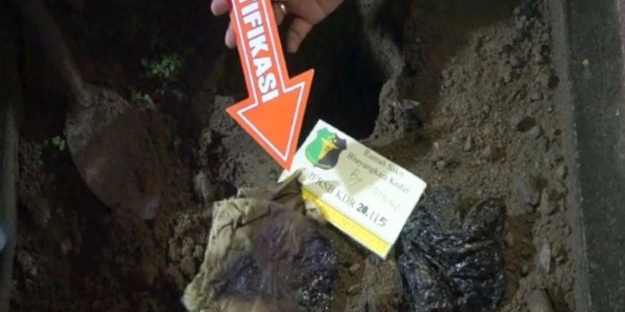 Bungkusan yang diduga orok bayi yang digali dari sebuah pemakaman umum di Lingkungan Tejo, Kelurahan Babadan, Kecamatan Wlingi, Kabupaten Blitar.