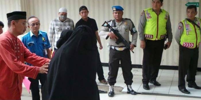 Siti Maesaroh (31), istri pelaku teror Thamrin nyaris pingsan saat menjemput pulang jenazah suaminya, M Ali. Rabu (27/1/2016)/Kompas.com