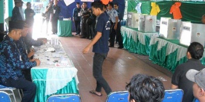 HAK SUARA – Suasana pencoblosan yang diikuti napi dan tahanan di TPS 30 di dalam Lapas Kelas IIA Sidoarjo, Rabu (9/7/2014). foto : mustain/BangsaOnline

