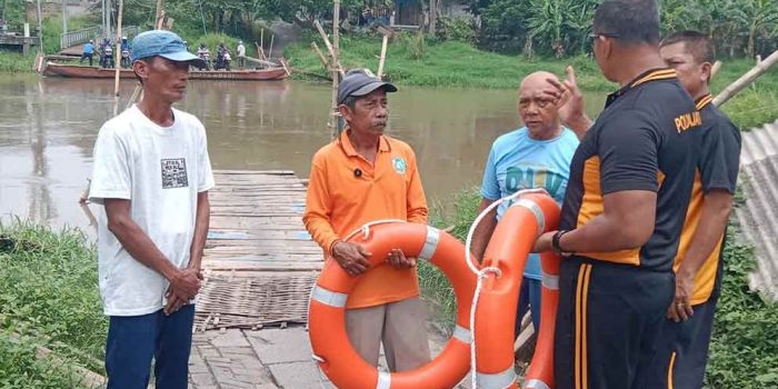 antisipasi-laka-air-kapolsek-balongbendo-pastikan-penyebrangan-tambangan-perahu-dalam-kondisi-baik