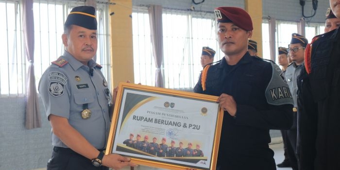 kalapas-pemuda-madiun-beri-penghargaan-atas-upaya-gagalkan-penyelundupan-narkotika-pakai-bola-tenis