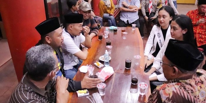 Bupati Gresik Fandi Akhmad Yani sedang menikmati kuliner UMKM usai meresmikan Festival Kampung Pecinan. foto: SYUHUD/BANGSAONLINE