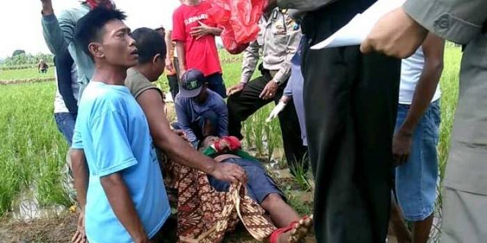 Warga saat hendak mengevakuasi jasad Sukran. foto: eky nurhadi/ BANGSAONLINE