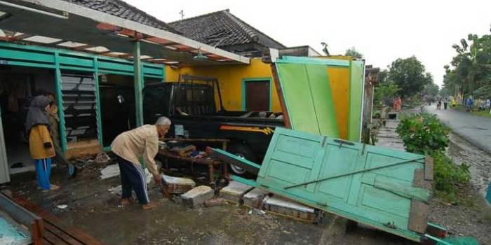 Salah satu rumah warga yang diterjang angin puting beliung di Dusun Branjang, Desa Sidokerto, Kecamatan Mojowarno, Kabupaten Jombang, Sabtu (29/10). foto: ROMZA/ BANGSAONLINE