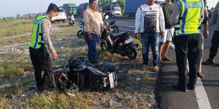 terobos-lampu-merah-pemotor-tertabrak-pajero-di-simpang-jlu-dinoyo-lamongan