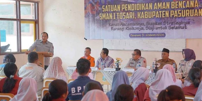 Kalaksa BPBD Jatim, Gatot Soebroto, saat membuka SPAB di SMAN 1 Tosari, Kabupaten Pasuruan.