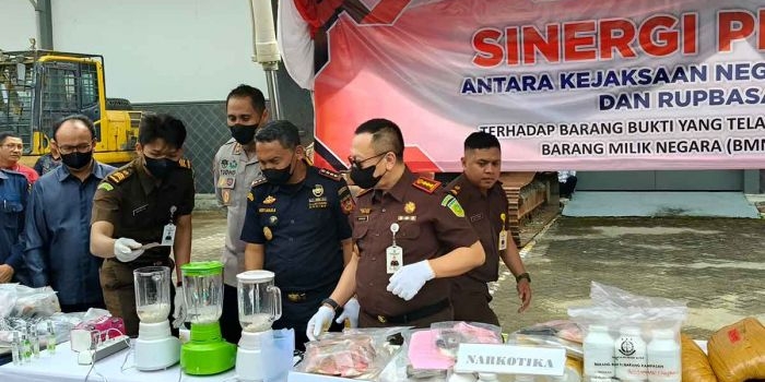 bea-cukai-dan-kejari-blitar-musnahkan-rokok-ilegal-dan-narkoba