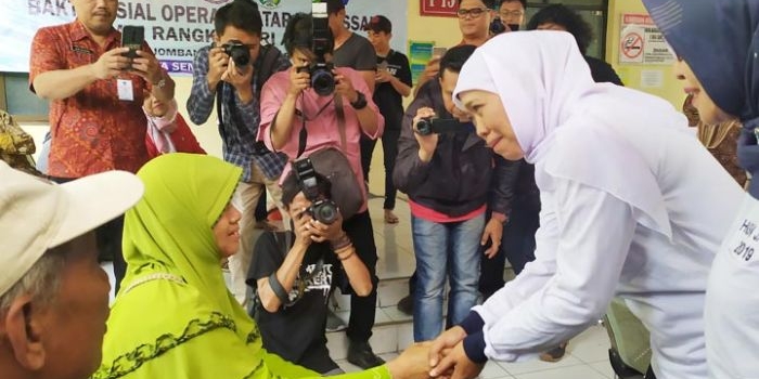 Gubernur Jawa Timur, Khofifah Indar Parawansa menyapa salah satu pasien yang hendak mengikuti operasi katarak gratis. foto: AAN AMRULLOH/ BANGSAONLINE