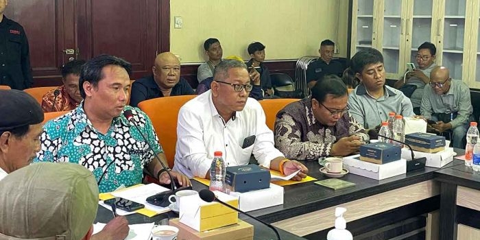 Komisioner KPU Surabaya saat menghadiri rapat dengar pendapat terkait kotak kosong yang digelar dewan.