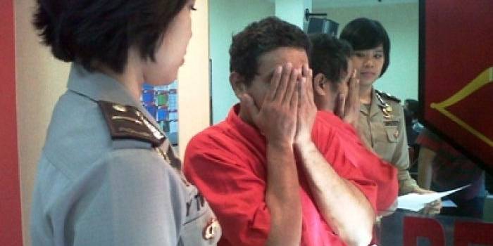 Pelaku didampinggi petugas mengintrogasi tersangka.foto:rusmiyanto/BANGSAONLINE