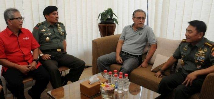 PERTEMUAN - Jendral TNI Dr Moeldoko kala bertemu pimpinan OI Iwan Fals, Sabtu (9/8/2014). foto Puspen TNI untuk BangsaOnline