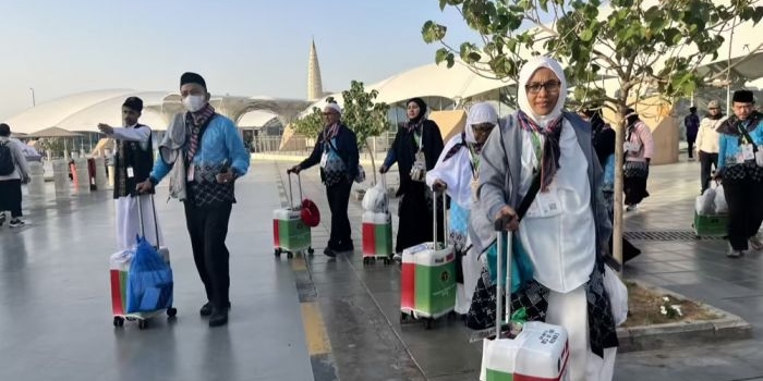 Jemaah haji Aceh kloter pertama diarahkan petugas memasuki bus untuk diantar ke hotel. Foto: MCH 2026.