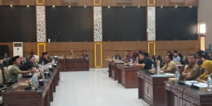 komisi-i-dprd-kota-probolinggo-gelar-rdp-terkait-keluhan-warga-soal-home-stay-di-ketapang