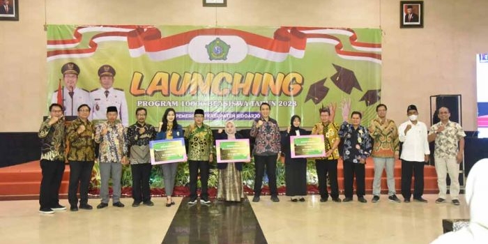 Penyerahan beasiswa pendidikan tinggi ke mahasiswa penerima. Foto: Ist
