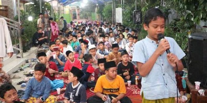 Para santri kecil Sekolah Dasar (SD) Islam Roushon Fikr saat ikut Pondok Ramadan di Pondok Pesantren Al-Aqobah Jombang, Jawa Timur. foto: istimewa/bangsaonline.com