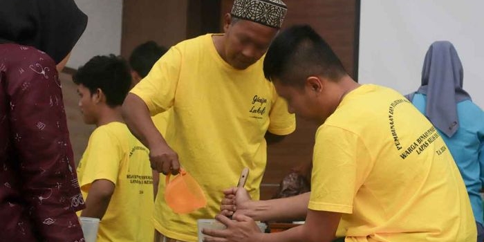 Para WBP Lapas Kediri saat mengikuti pelatihan pembuatan sabun ramah. Foto: Ist
