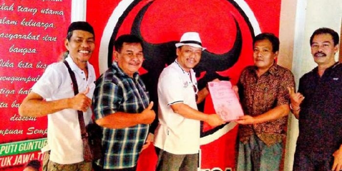 Rachmat Rofik saat menerima para mengambil formulir pendaftaran. foto: SYUHUD/ BANGSAONLINE