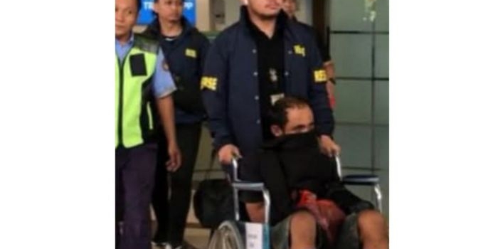 pembunuh-agen-brilink-desa-dukun-gresik-tiba-di-bandara-juanda-dengan-kondisi-kaki-tertembak