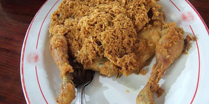 Ayam Goreng Kremes dipadu dengan sambal bikin keluarga ketagihan untuk mencobanya.