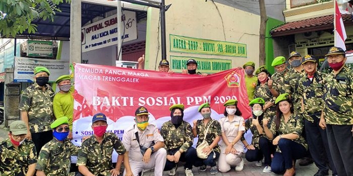 Foto bersama puluhan anggota PPM sesaat sebelum menggelar Bhakti Sosial PPM 2020. (foto: HERMAN/ BANGSAONLINE)