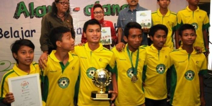 Wagub Syaifullah Yusuf, dan  Istri Menteri BUMN RI Nafsiah Sabri Dahlan, bersama 8 Anak Binaan Sanggar Alang2 yang Mewakili Indonesia Pada SCWC Brazil 2014.foto:nisa/BANGSAONLINE