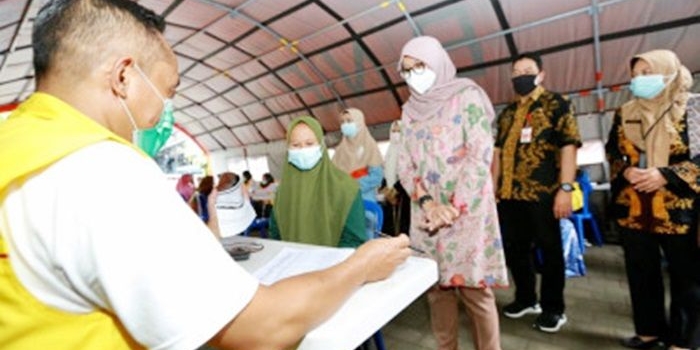 Para santri di Pesantren Darussalam, Blokagung, Kecamatan Tegalsari sedang mengikuti vaksinasi Covid-19.