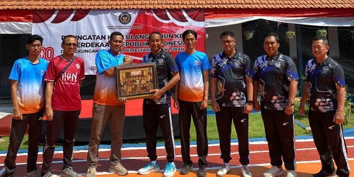 sambut-hut-ri-ke-80-lapas-tuban-gelar-jalan-sehat-dan-voli-bareng-awak-media