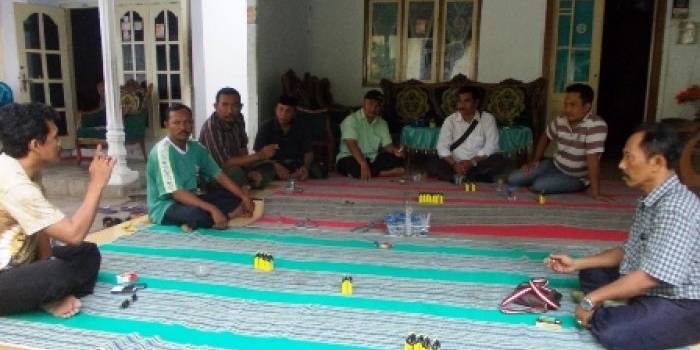 suasana diskusi para caleg kalah. foto:hadi/BANGSAONLINE