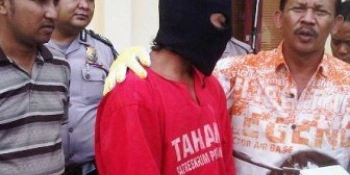 Tersangka pencabulan saat ditahan polisi. (Bahri/BANGSAONLINE)