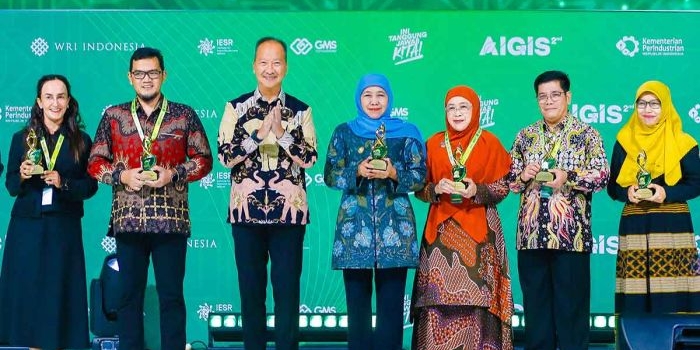 gubernur-khofifah-terima-penghargaan-dari-menteri-perindustrian-di-aigis-2025