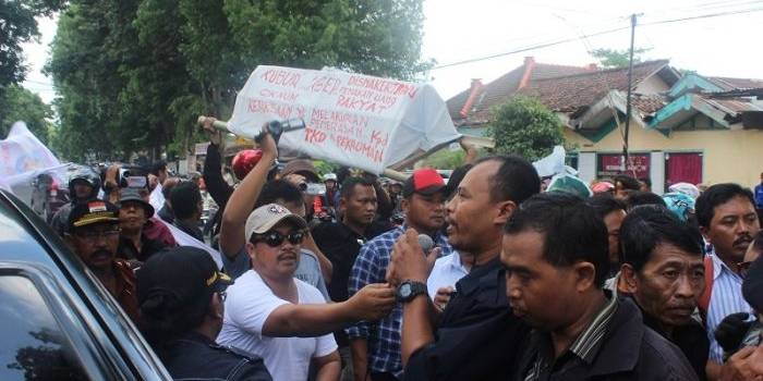 Gabungan LSM saat demo di Kantor Kejari Bondowoso. foto: Yogik/Harian Bangsa